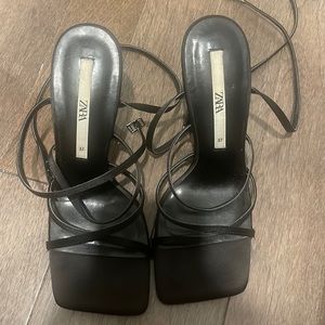 ZARA HIGH HEELED STRAPPY SANDALS
Black 1/3339/811/040/37